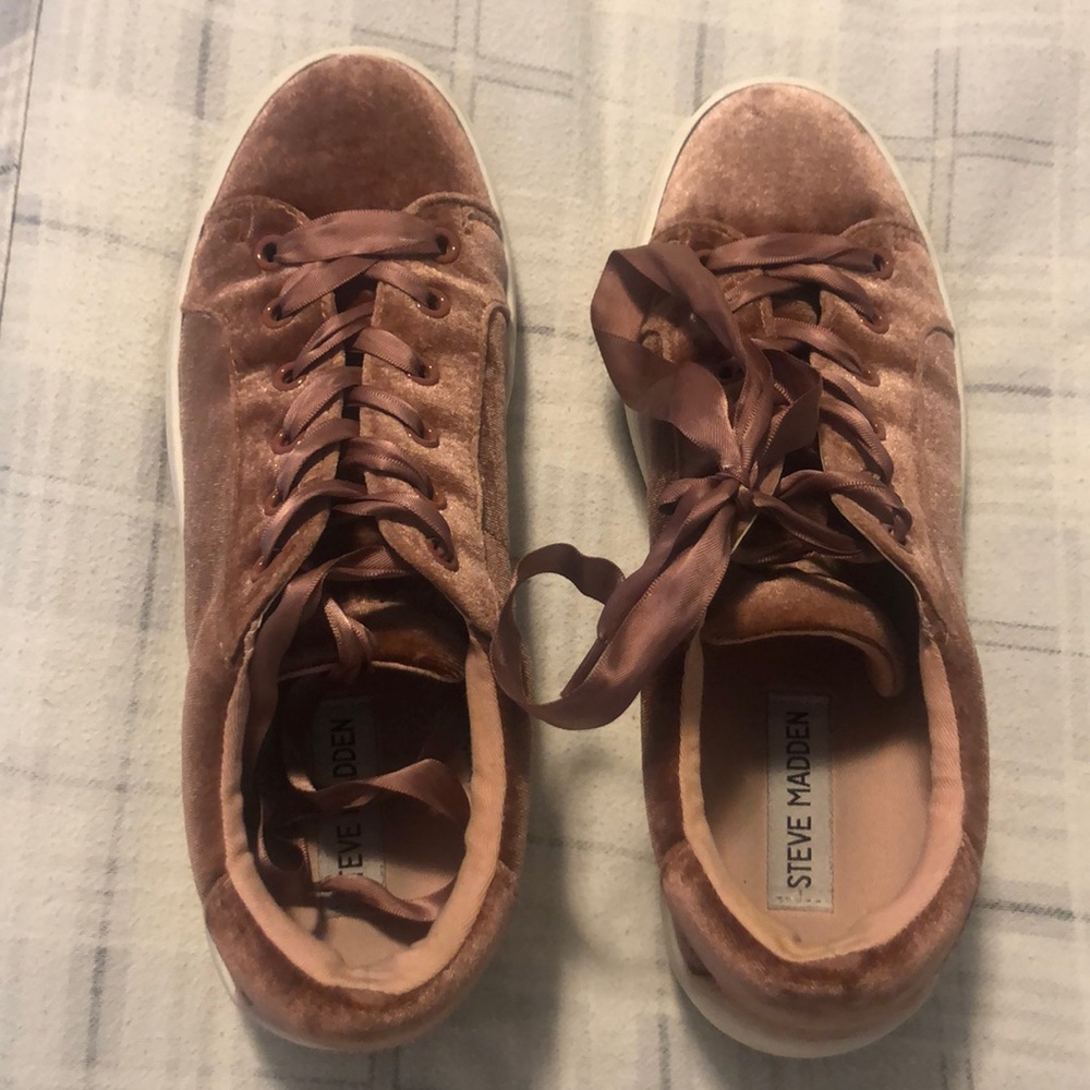 Tennis shoes